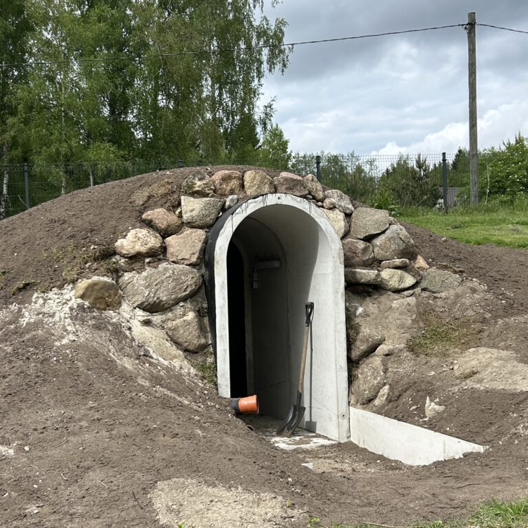 Ehitusjärgus kelder kliendi krundil